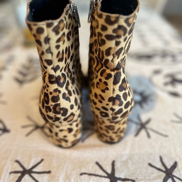 Dolce Vita Leopard Print Ankle Booties - Picture 5 of 9